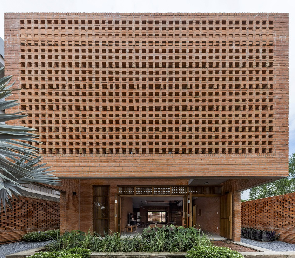 Nhà Bè House: Ngôi nhà tường gạch rỗng chan hòa cùng thiên nhiên | Tropical Space